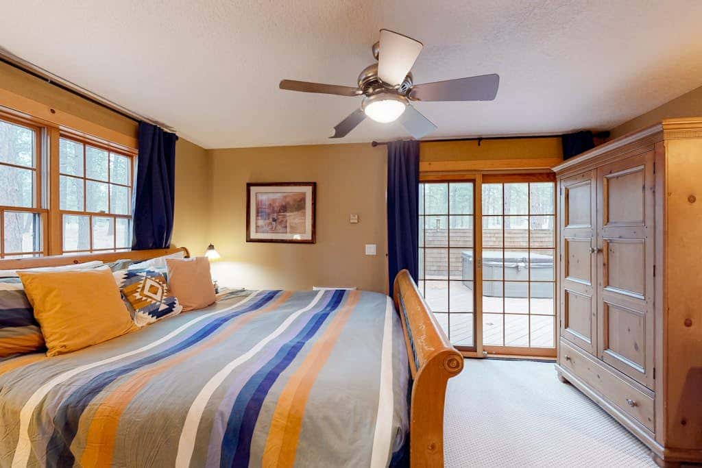 Cabin-style home with hot tub, SHARC passes, central location near skiing & golf