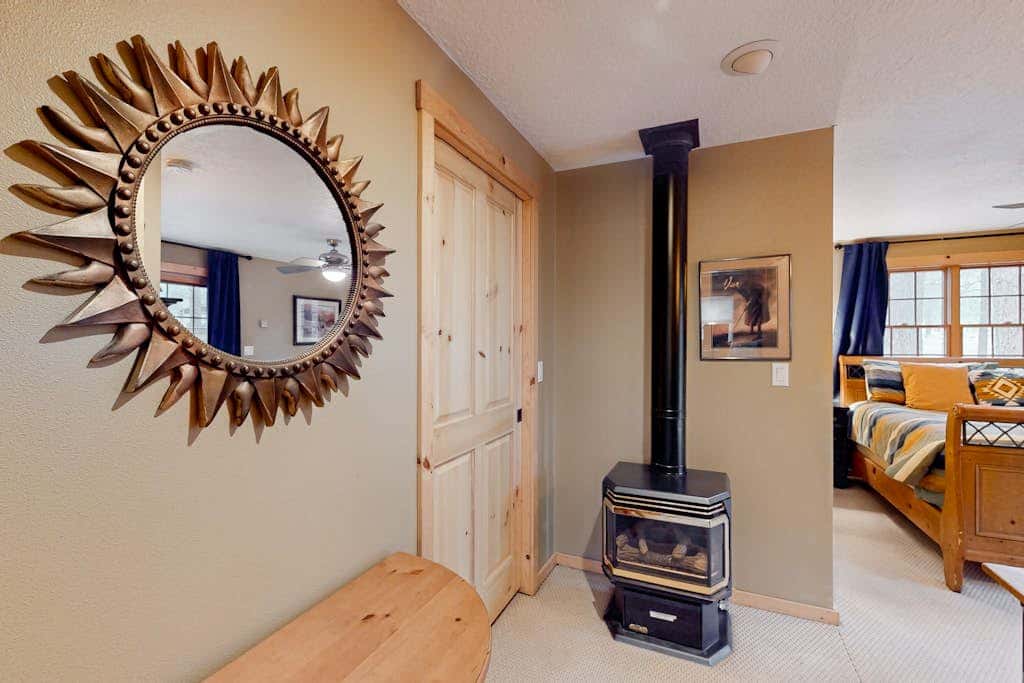 Cabin-style home with hot tub, SHARC passes, central location near skiing & golf