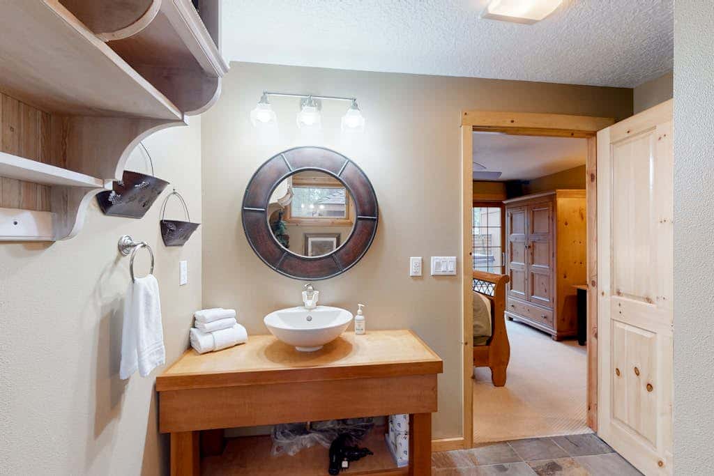 Cabin-style home with hot tub, SHARC passes, central location near skiing & golf
