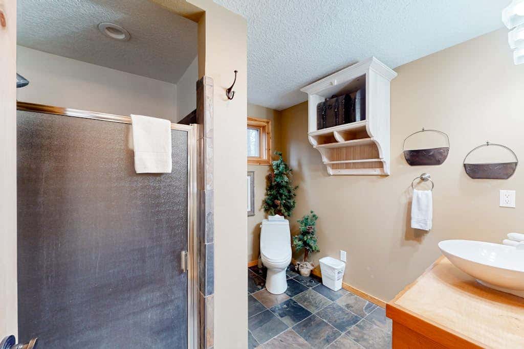 Cabin-style home with hot tub, SHARC passes, central location near skiing & golf