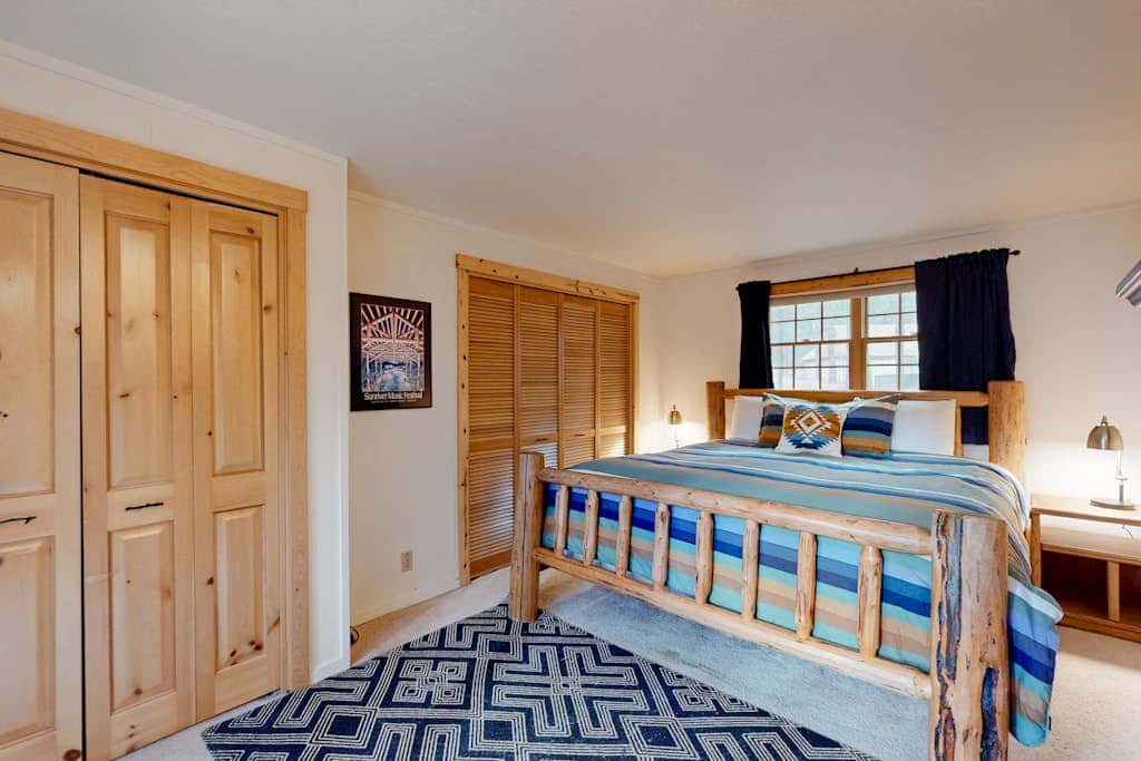 Cabin-style home with hot tub, SHARC passes, central location near skiing & golf