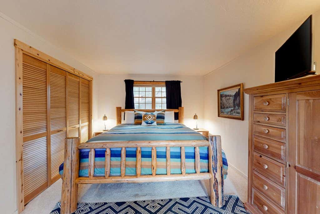 Cabin-style home with hot tub, SHARC passes, central location near skiing & golf