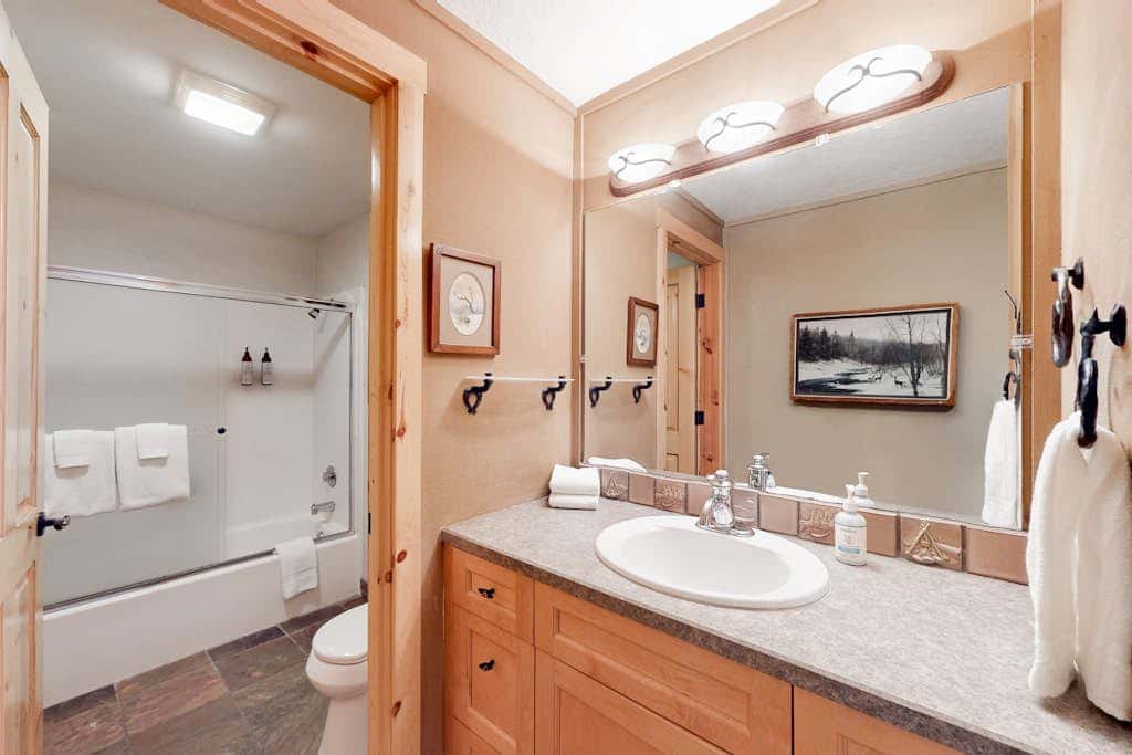 Cabin-style home with hot tub, SHARC passes, central location near skiing & golf