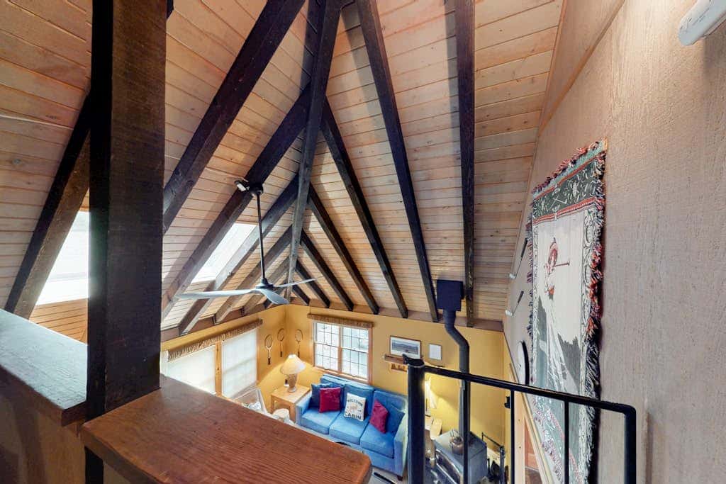 Cabin-style home with hot tub, SHARC passes, central location near skiing & golf