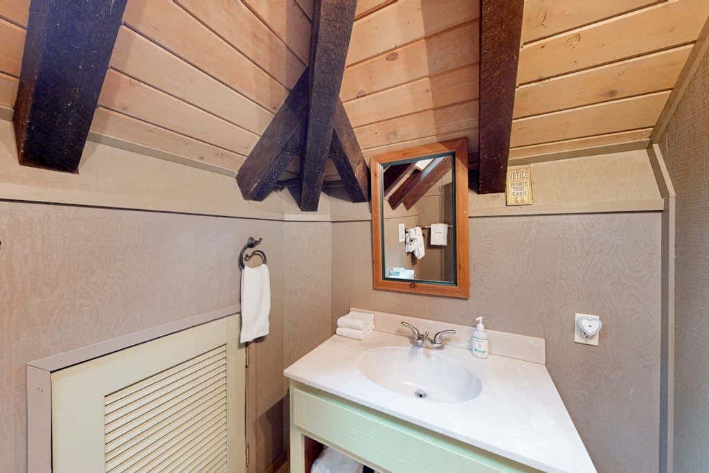 Cabin-style home with hot tub, SHARC passes, central location near skiing & golf