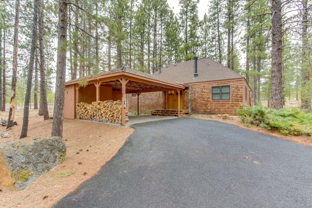 Cabin-style home with hot tub, SHARC passes, central location near skiing & golf