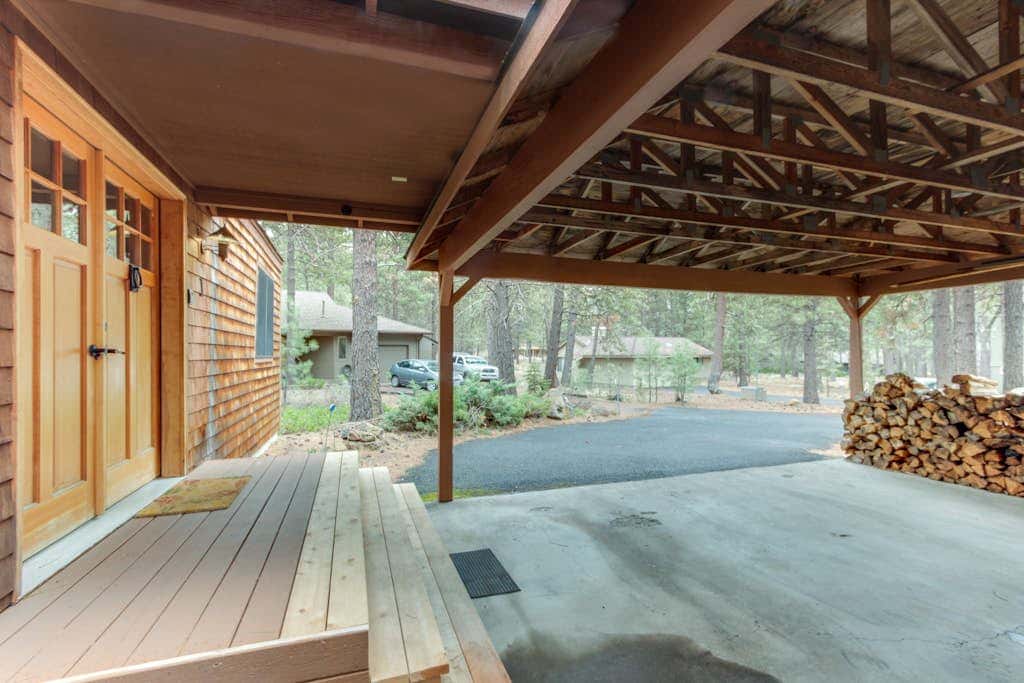 Cabin-style home with hot tub, SHARC passes, central location near skiing & golf