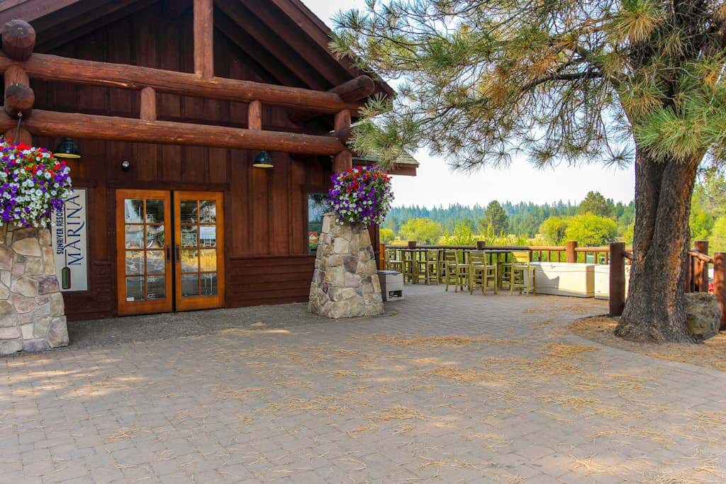 Cabin-style home with hot tub, SHARC passes, central location near skiing & golf