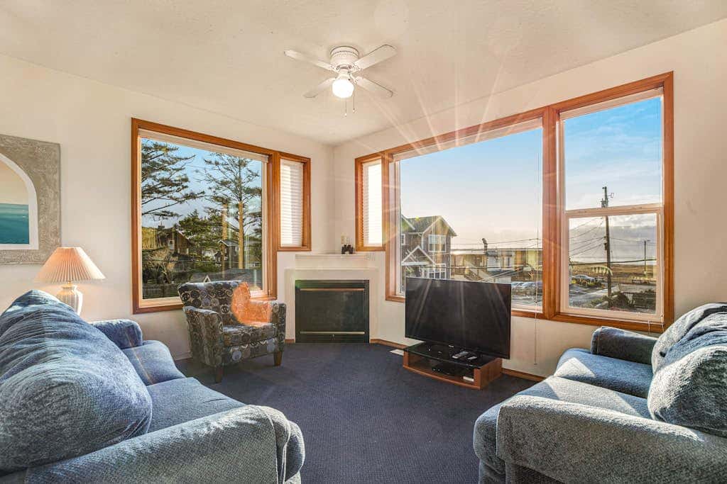 Ocean view home with WiFi, gas fireplaces, private washer&amp;dryer, and foosball