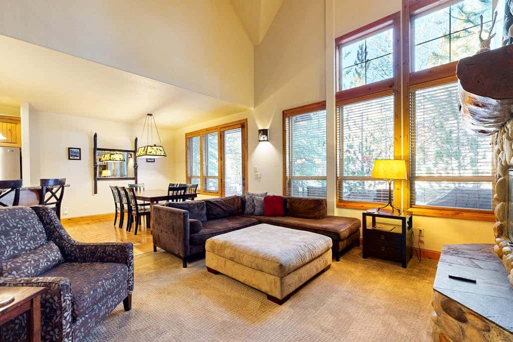 Comfortable townhome with private hot tub & shared pool - SHARC passes included