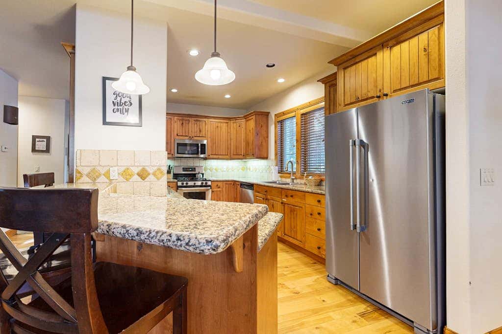 Comfortable townhome with private hot tub & shared pool - SHARC passes included