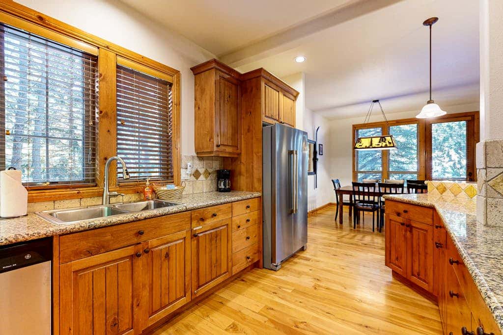 Comfortable townhome with private hot tub & shared pool - SHARC passes included