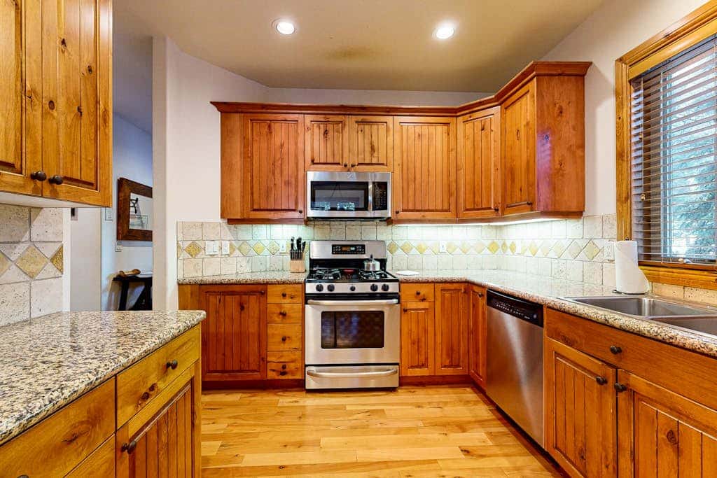 Comfortable townhome with private hot tub & shared pool - SHARC passes included