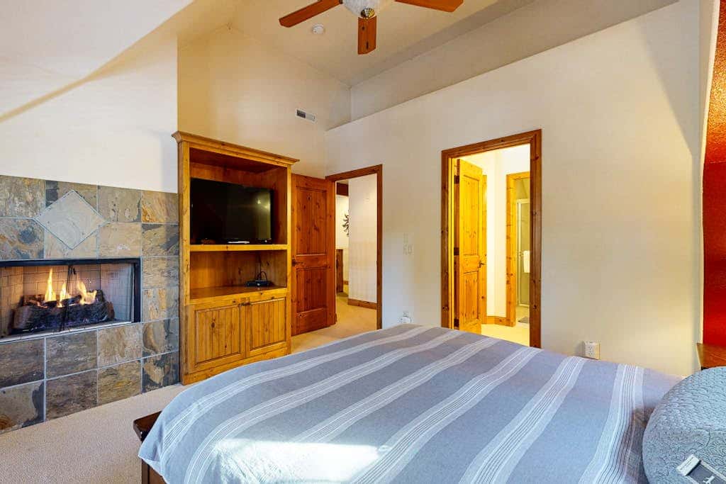 Comfortable townhome with private hot tub & shared pool - SHARC passes included
