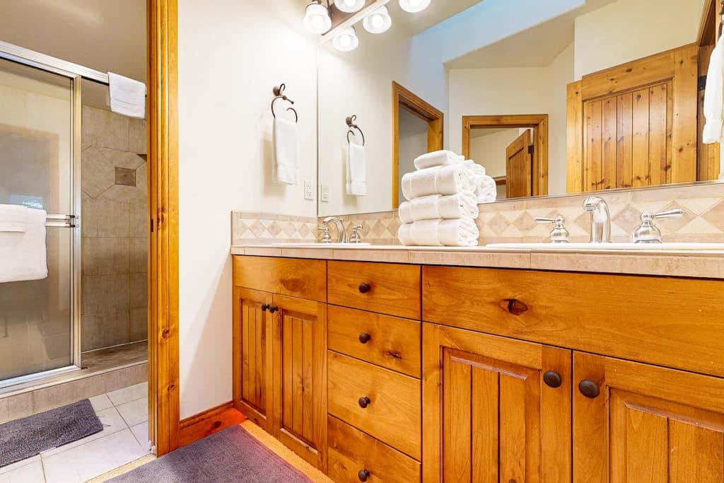 Comfortable townhome with private hot tub & shared pool - SHARC passes included