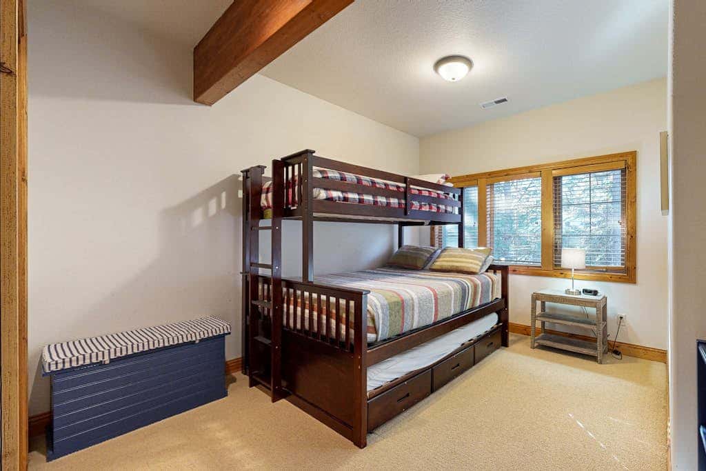 Comfortable townhome with private hot tub & shared pool - SHARC passes included