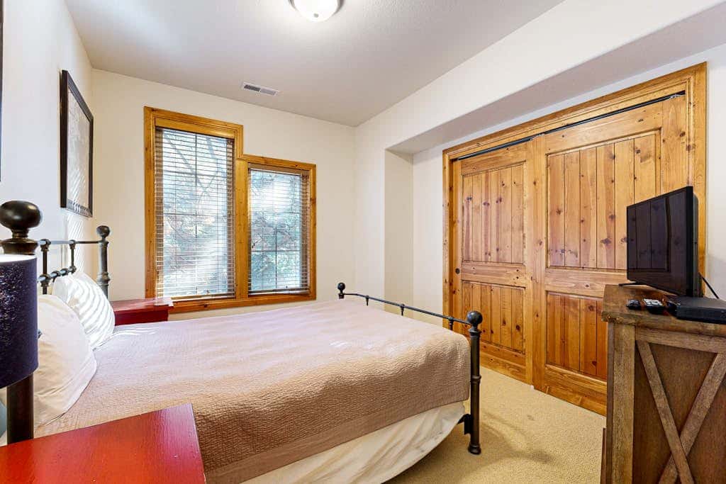 Comfortable townhome with private hot tub & shared pool - SHARC passes included