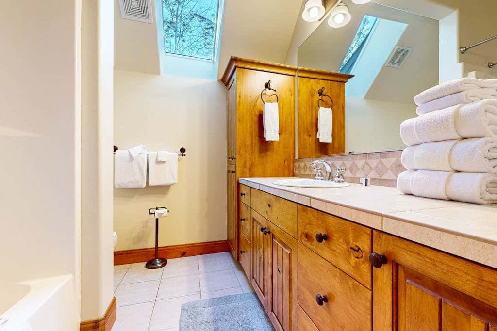 Comfortable townhome with private hot tub & shared pool - SHARC passes included