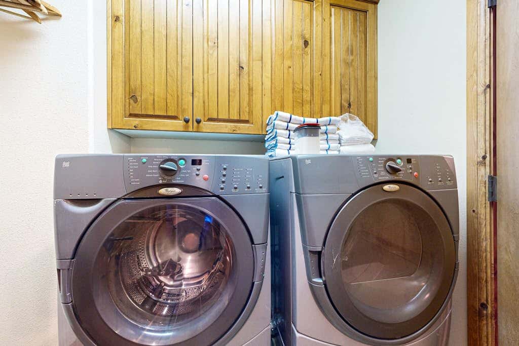 Comfortable townhome with private hot tub & shared pool - SHARC passes included