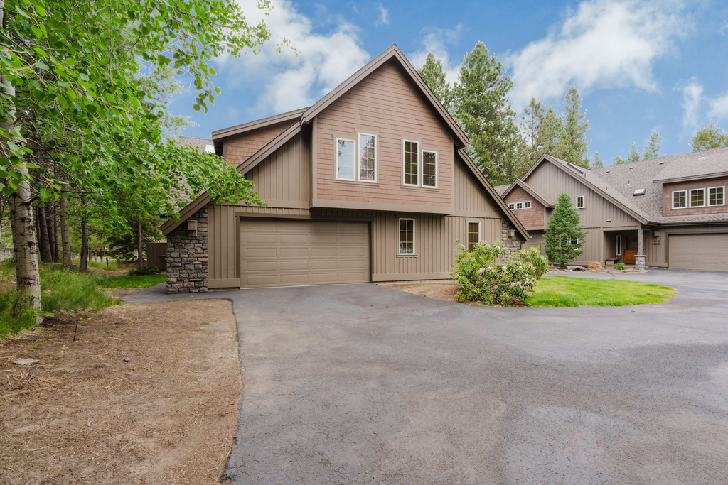 Comfortable townhome with private hot tub & shared pool - SHARC passes included