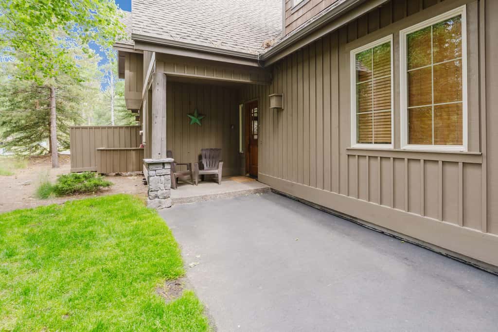 Comfortable townhome with private hot tub & shared pool - SHARC passes included