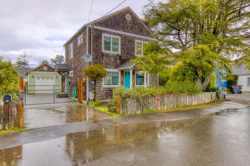 Dog-friendly home 5 blocks from the beach , game room & firepit