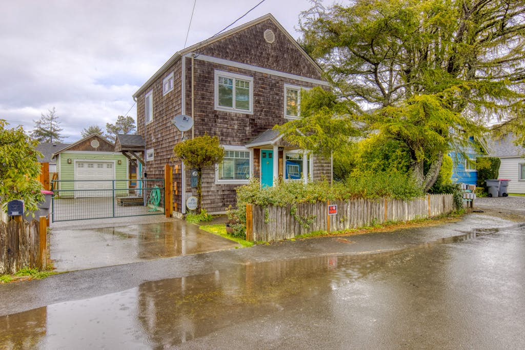 Dog-friendly home 5 blocks from the beach , game room & firepit