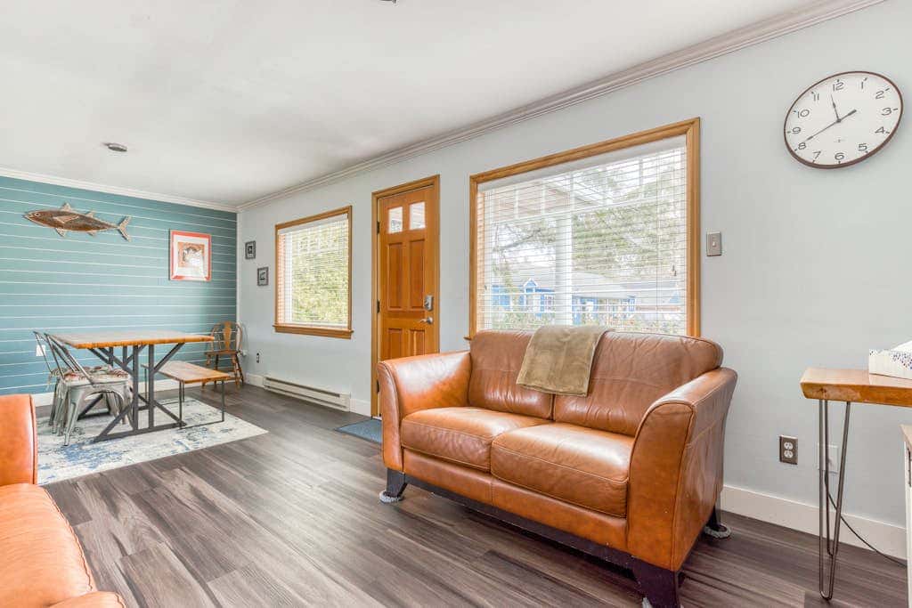 Dog-friendly home 5 blocks from the beach , game room & firepit