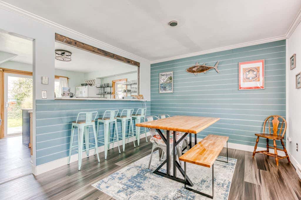 Dog-friendly home 5 blocks from the beach , game room & firepit