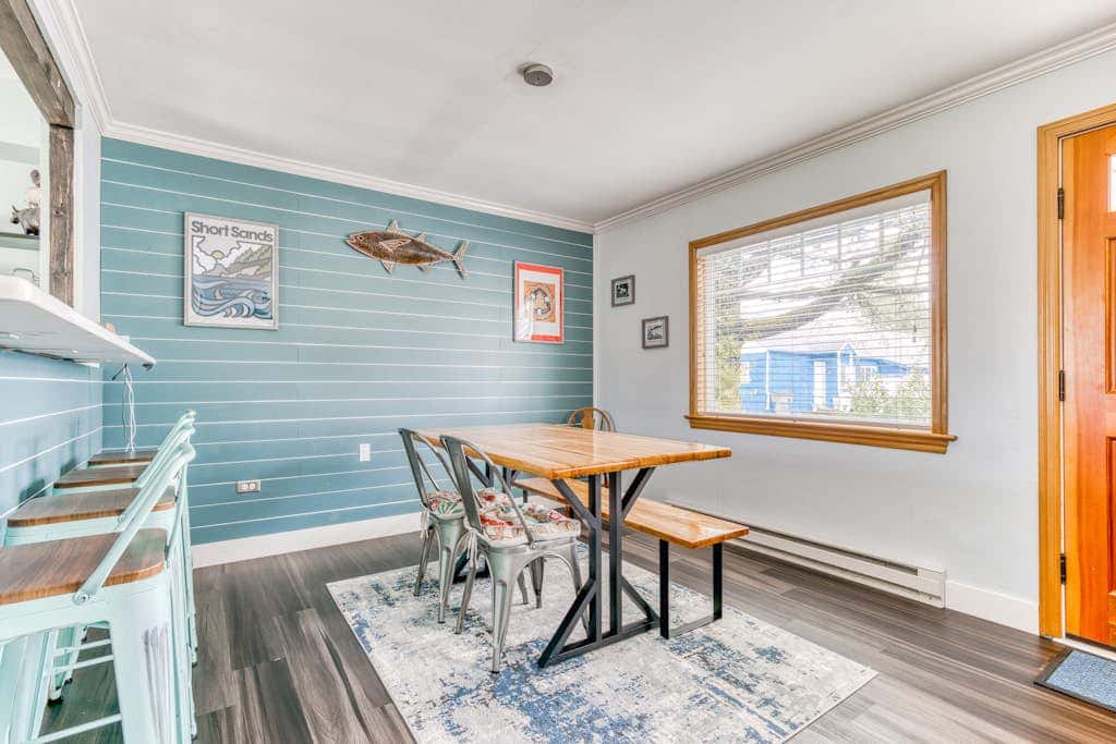 Dog-friendly home 5 blocks from the beach , game room & firepit