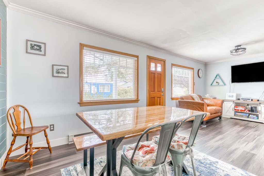 Dog-friendly home 5 blocks from the beach , game room & firepit