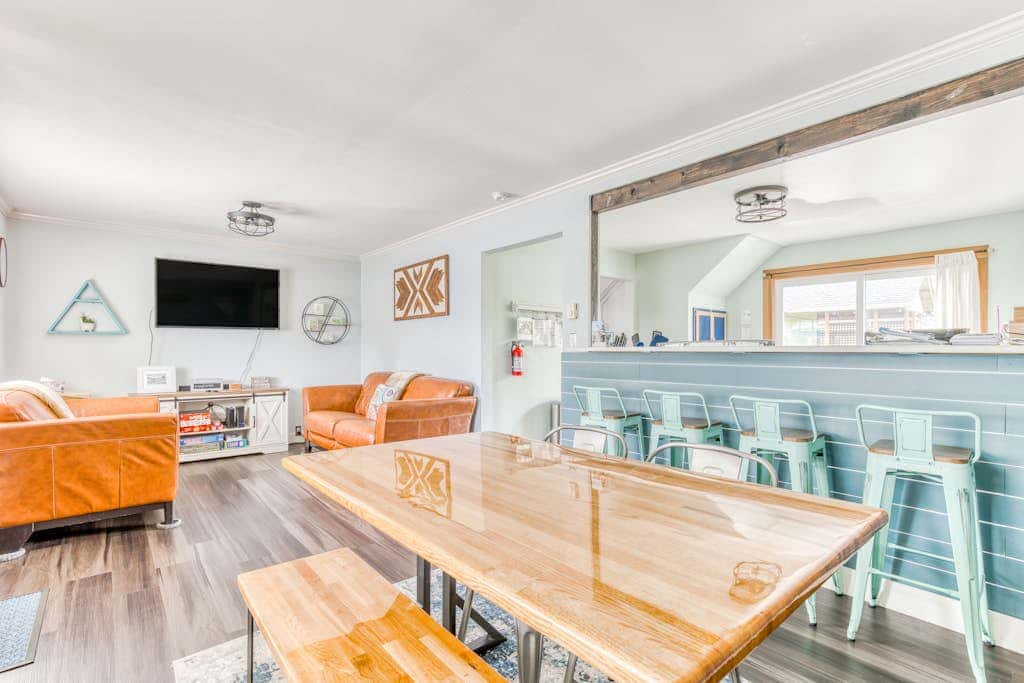 Dog-friendly home 5 blocks from the beach , game room & firepit