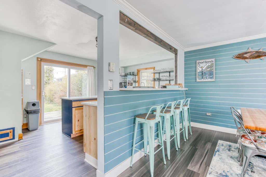 Dog-friendly home 5 blocks from the beach , game room & firepit