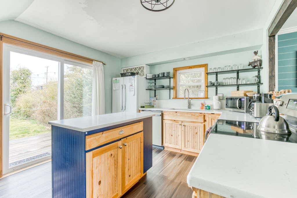 Dog-friendly home 5 blocks from the beach , game room & firepit