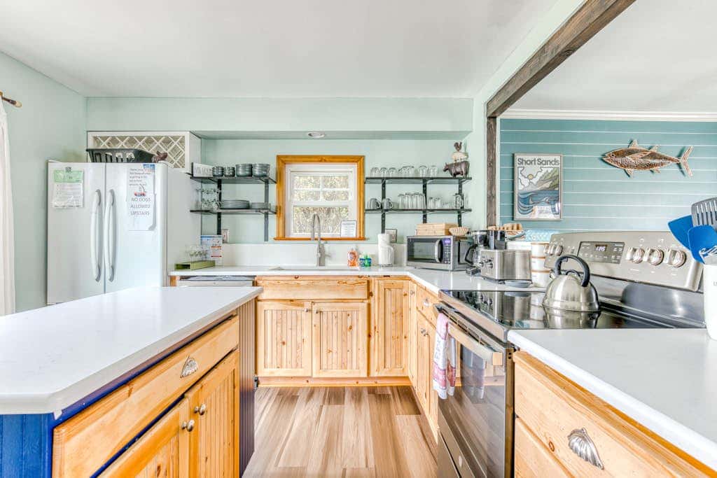 Dog-friendly home 5 blocks from the beach , game room & firepit