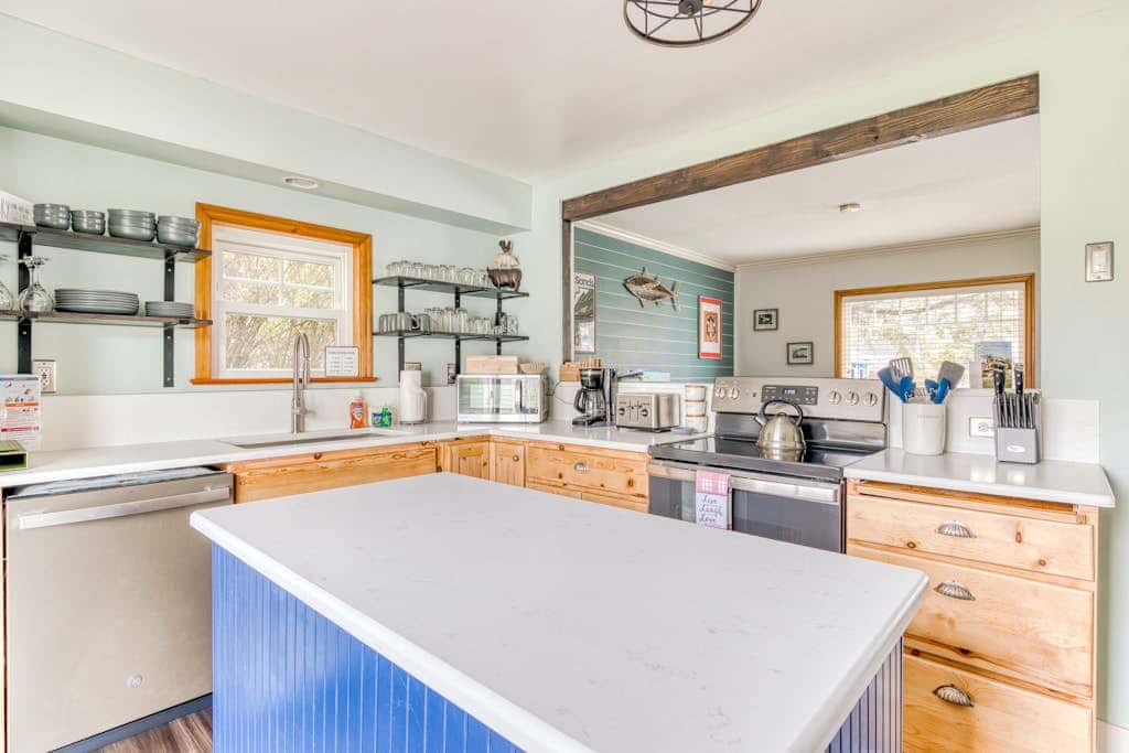 Dog-friendly home 5 blocks from the beach , game room & firepit