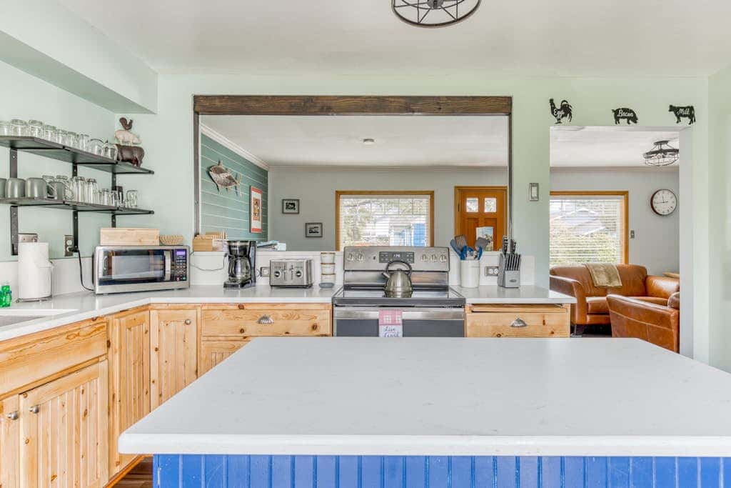 Dog-friendly home 5 blocks from the beach , game room & firepit
