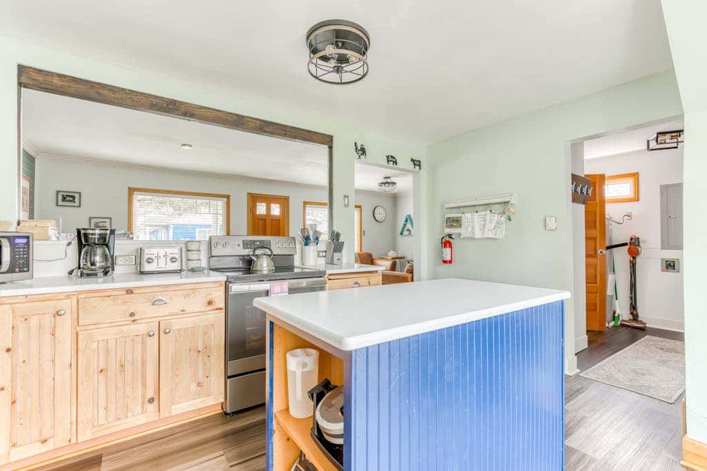 Dog-friendly home 5 blocks from the beach , game room & firepit
