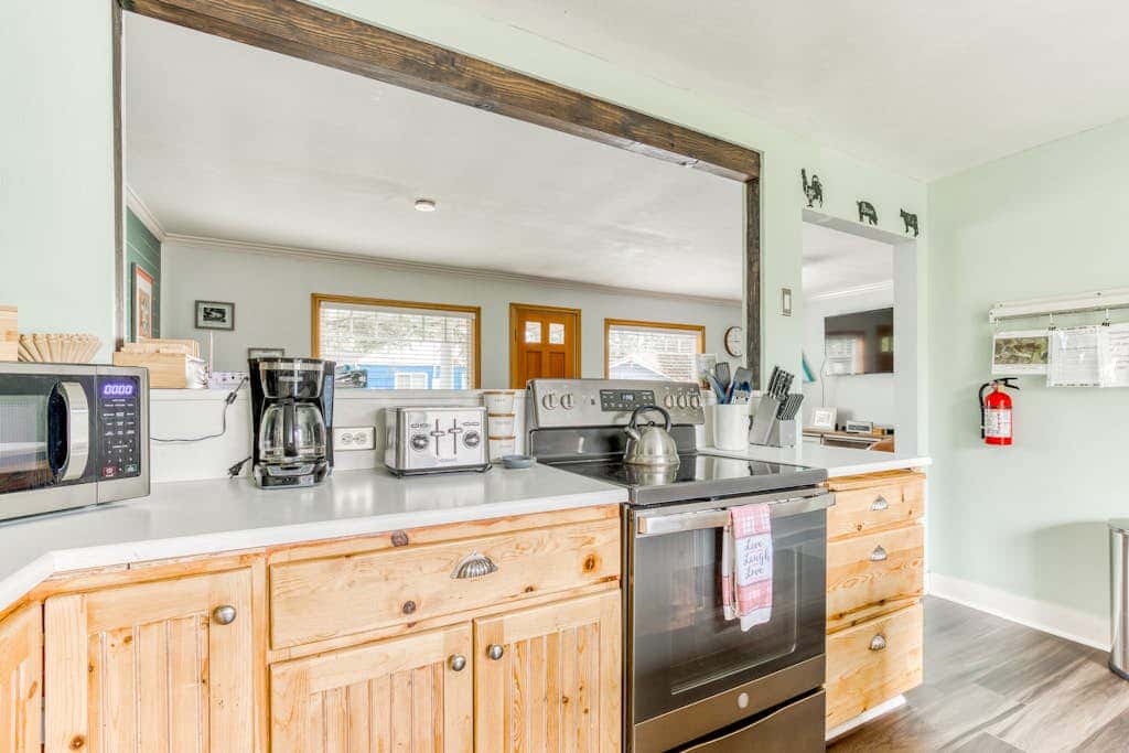 Dog-friendly home 5 blocks from the beach , game room & firepit