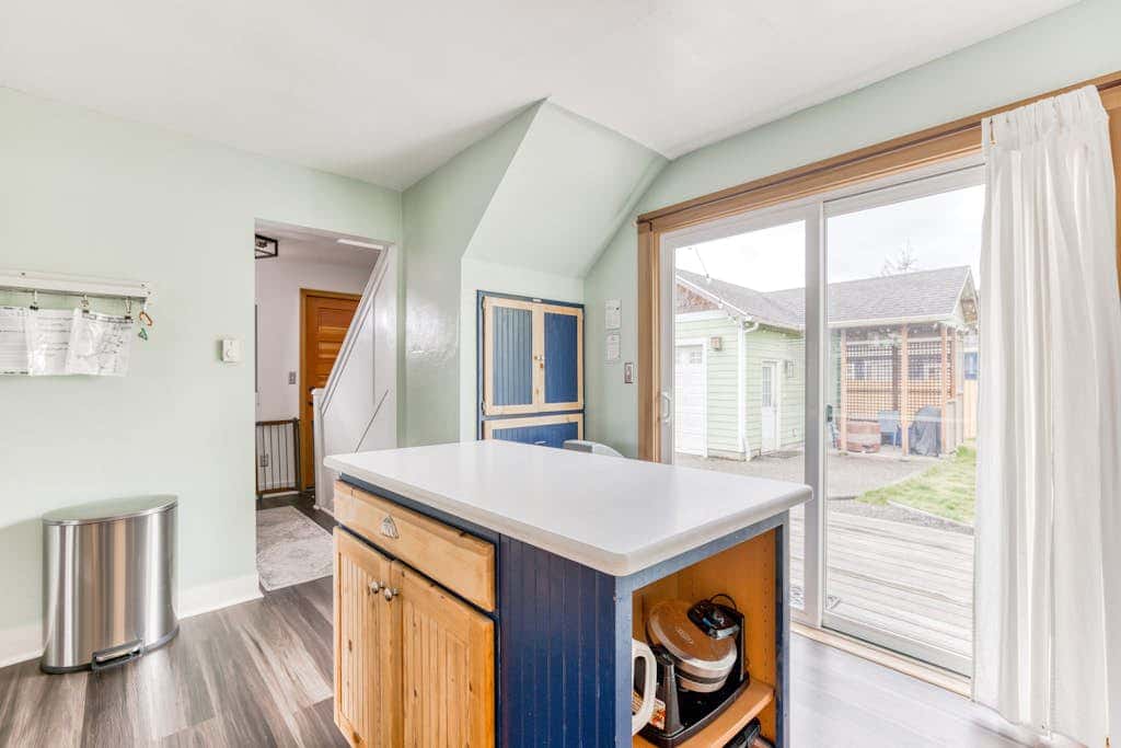Dog-friendly home 5 blocks from the beach , game room & firepit