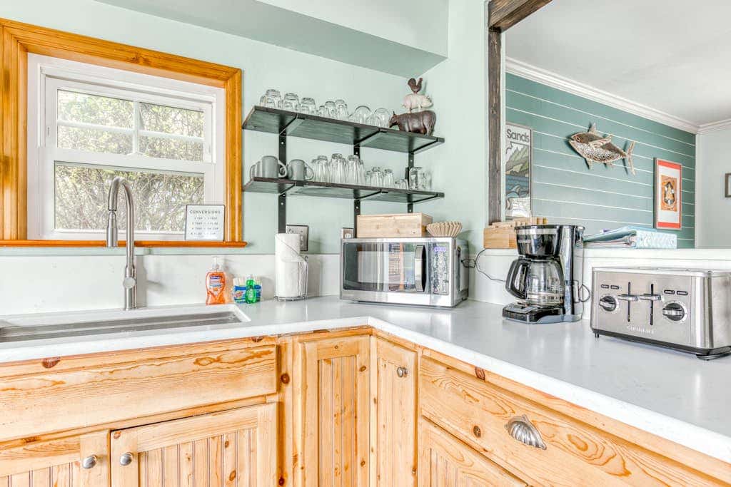 Dog-friendly home 5 blocks from the beach , game room & firepit