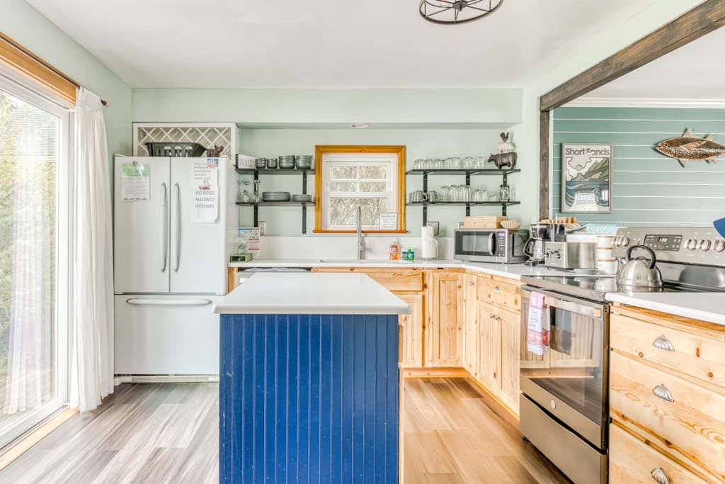 Dog-friendly home 5 blocks from the beach , game room & firepit