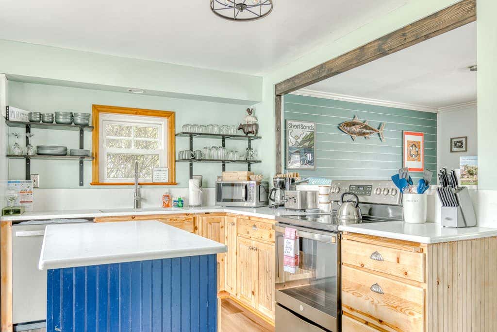 Dog-friendly home 5 blocks from the beach , game room & firepit