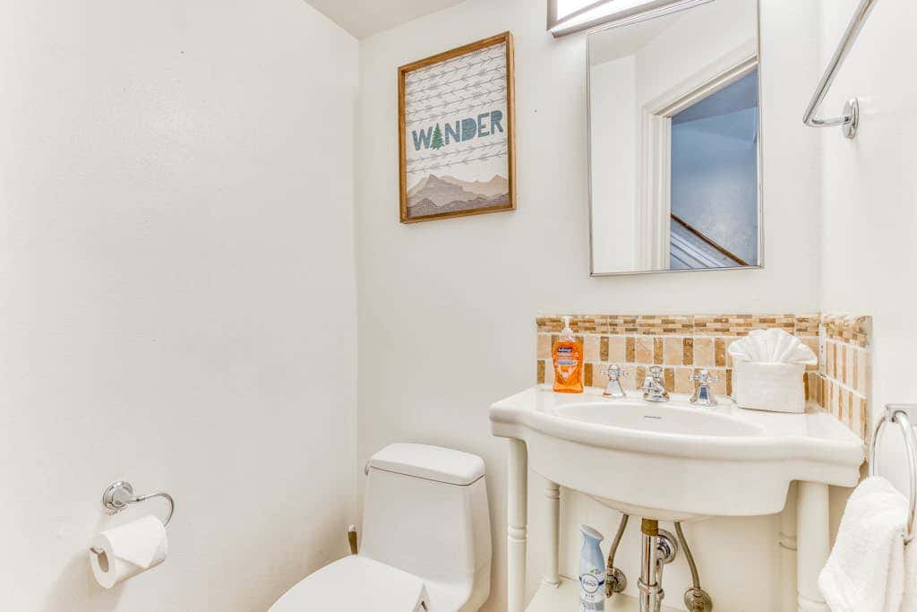 Dog-friendly home 5 blocks from the beach , game room & firepit