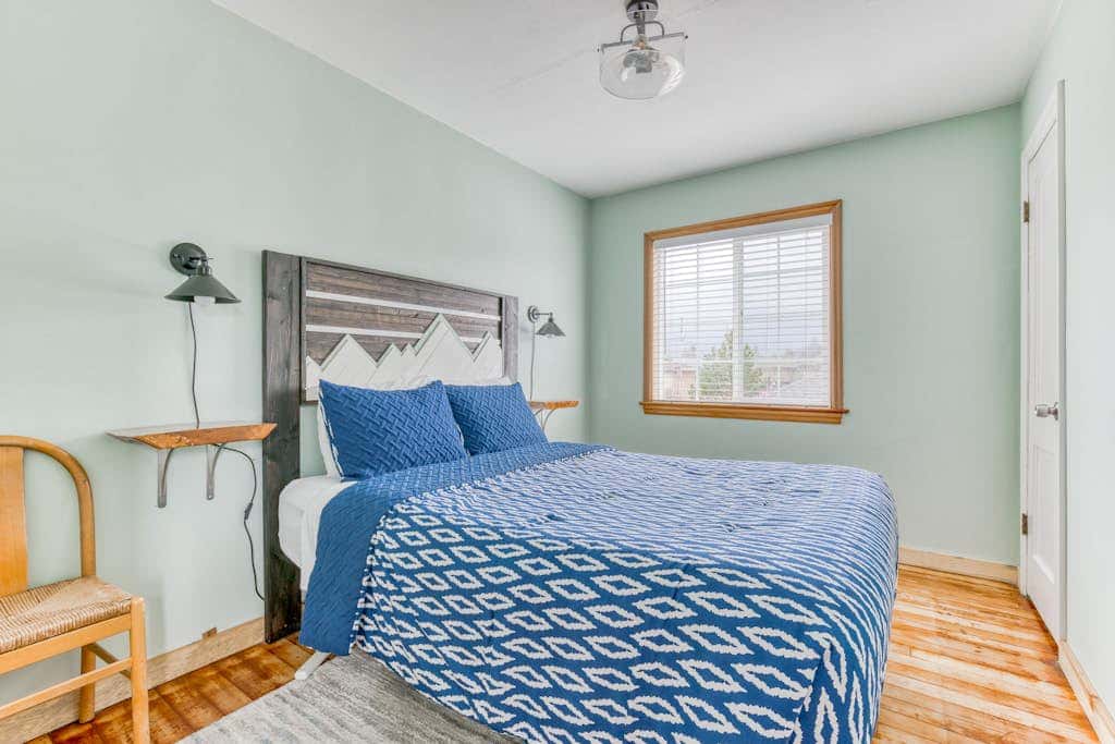 Dog-friendly home 5 blocks from the beach , game room & firepit
