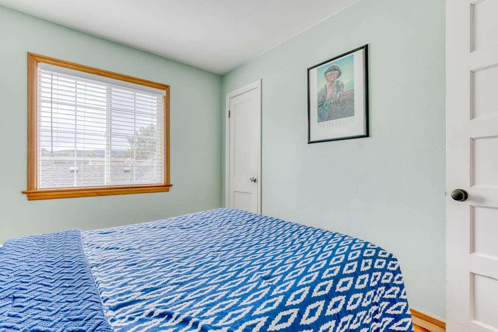 Dog-friendly home 5 blocks from the beach , game room & firepit