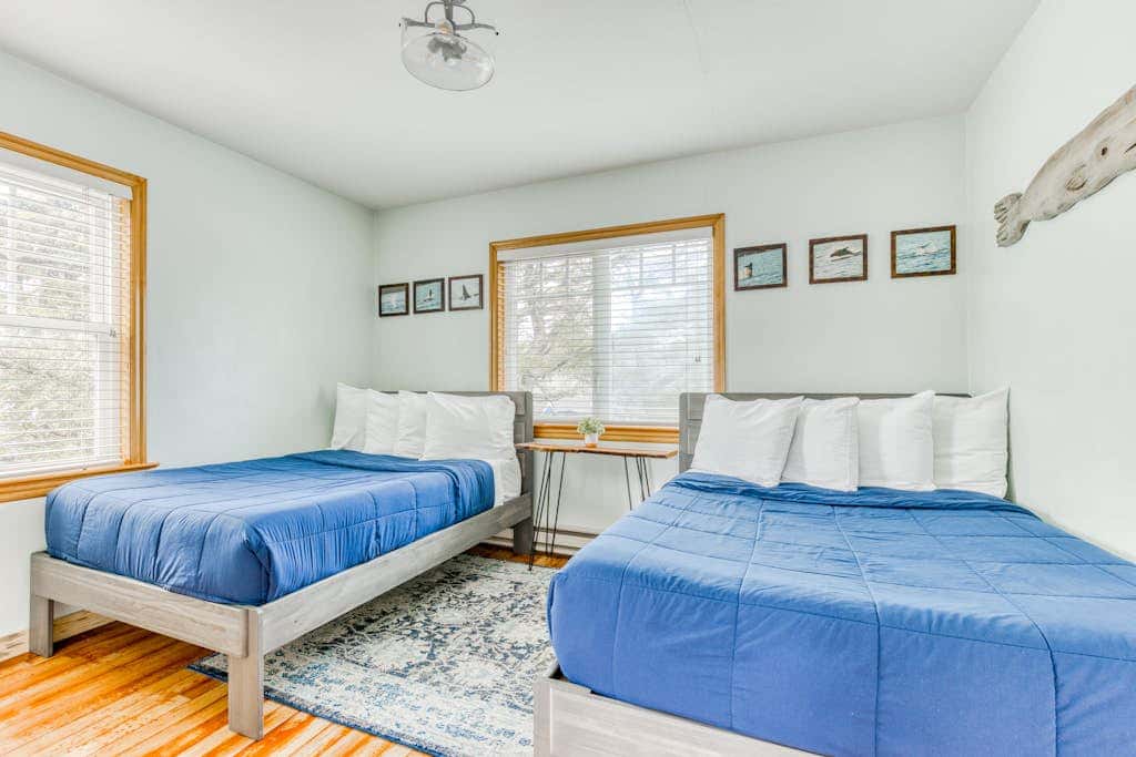 Dog-friendly home 5 blocks from the beach , game room & firepit