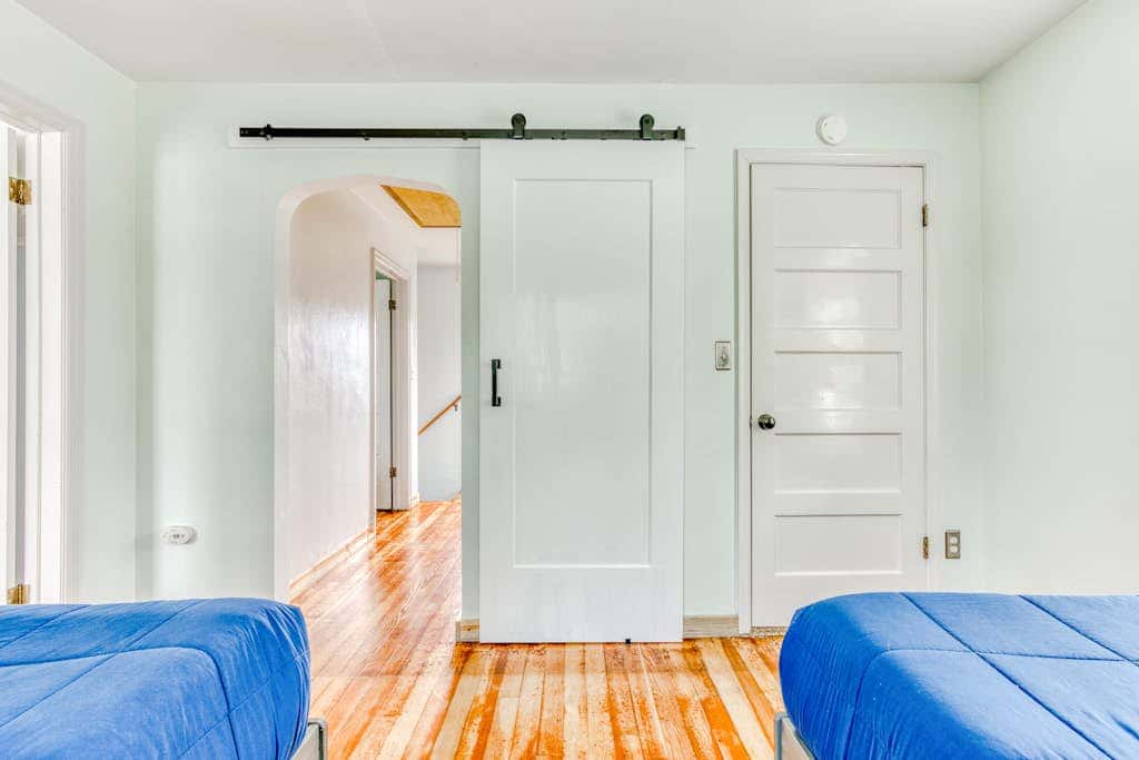 Dog-friendly home 5 blocks from the beach , game room & firepit