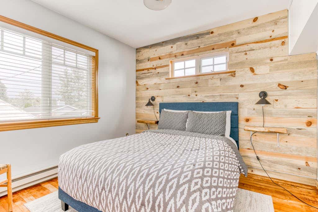 Dog-friendly home 5 blocks from the beach , game room & firepit