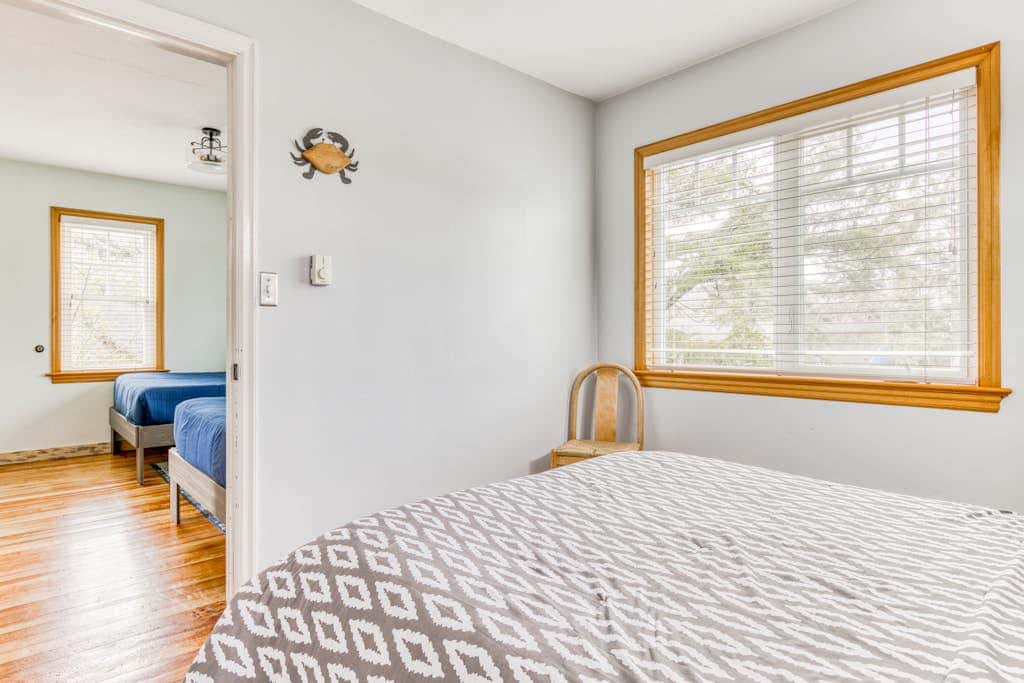 Dog-friendly home 5 blocks from the beach , game room & firepit
